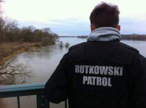 [VIDEO] Konferencja Rutkowskiego: Atak kostkami brukowymi na mieszkankę Torunia! Poszukiwania Remigiusza Baczyńskiego