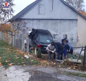 Wjechał samochodem w dom