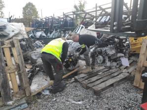 Samochodowe „dziuple” z częściami wartymi miliony