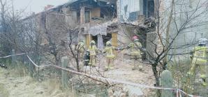 Zawalenie się ściany frontalnej w niezamieszkałym budynku