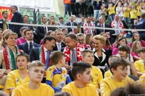 [VIDEO] W sobotę przed południem Prezydenci Polski i Węgier złożyli kwiaty przy tablicy smoleńskiej