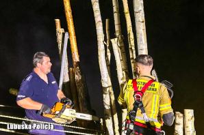 [VIDEO] Nocna walka Policji i innych służb w naprawie uszkodzonej śluzy. W akcji brały udział śmigłowce