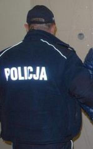 Funkcjonariusze Policji i KAS rozbili gang, który oszukiwał przy sprzedaży luksusowych aut