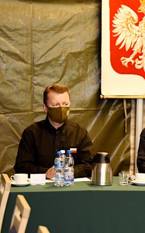 [VIDEO] Andrzej Duda, Prezydent RP, Zwierzchnik Sił Zbrojnych oraz Mariusz Błaszczak, minister obrony narodowej spotkali się z dowództwem i żołnierzami oraz funkcjonariuszami innych służb pełniących służbę na granicy Polski z Białorusią