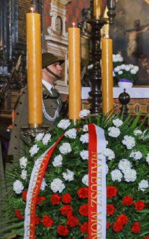 [VIDEO] W Bazylice Mariackiej w Krakowie odbyły się uroczystości pogrzebowe Damy Orderu Orła Białego śp. prof. Wandy Półtawskiej. W mszy świętej wzięli udział Prezydent Andrzej Duda wraz z Małżonką Agatą Kornhauser–Dudą