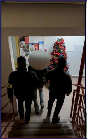 W restauracji w obecności klientów i obsługi, wyciągnął i przeładował przedmiot przypominający krótką broń palną 