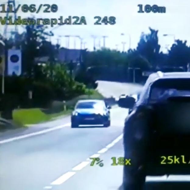 [VIDEO] Wyprzedzali na przejściu dla pieszych - nagrała ich policyjna kamera