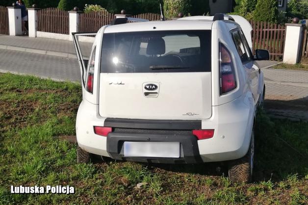 Pijany kierowca zatrzymany przez policjantów. Pościg zakończył rozbijając betonowe donice