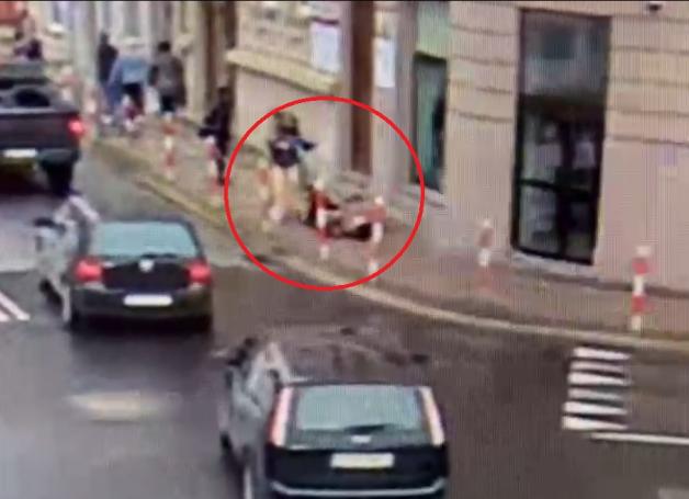 [VIDEO] Dwie nastolatki na hulajnodze, chodnik i seniorka